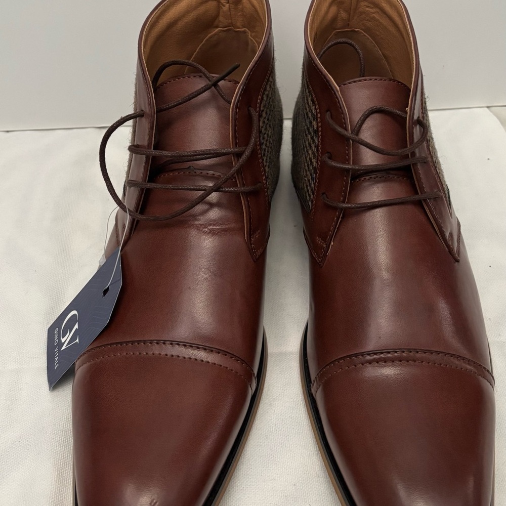 Elegant Brown Chukka Boots with Sleek Leather Finish